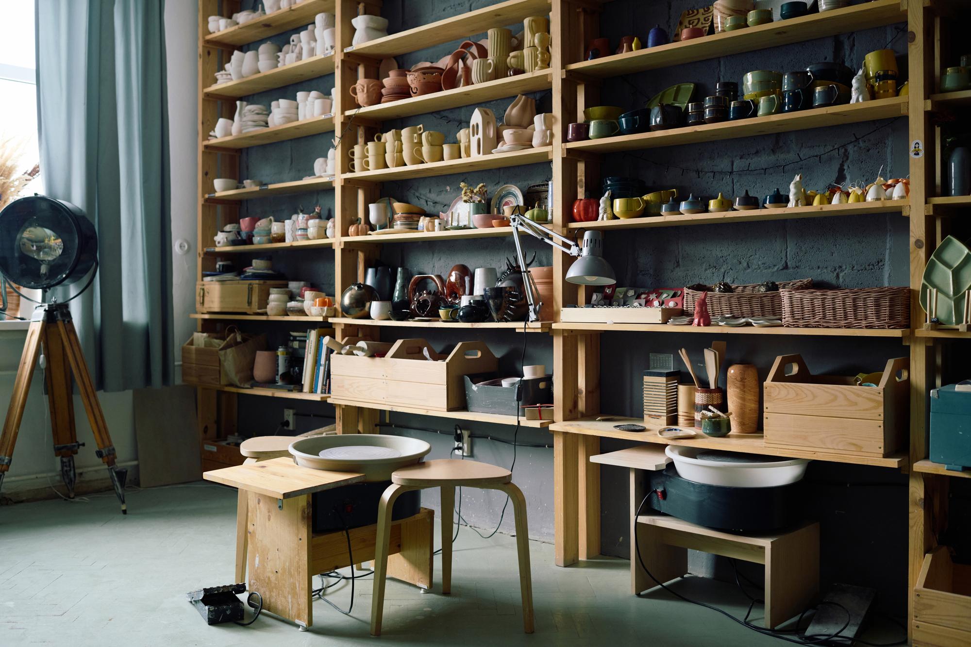 Vista del laboratorio con tavoli e materiali